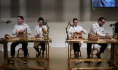 A l’entrée du défilé Tod’s à Milan, des artisans réalisent des articles en cuir et des broderies "Made in Italy", le 27 février 2026 ( AFP / MIGUEL MEDINA )