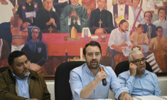 Le directeur exécutif de Cristosal, Noah Bullock, parle lors d'une conférence de presse aux côtés d'autres membres de l'ONG à Guatemala, le 17 juillet 2025 ( AFP / JOHAN ORDONEZ )