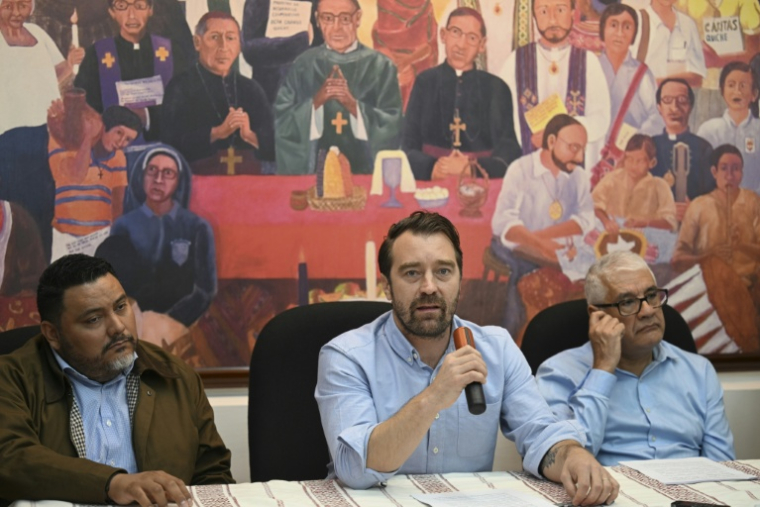 Le directeur exécutif de Cristosal, Noah Bullock, parle lors d'une conférence de presse aux côtés d'autres membres de l'ONG à Guatemala, le 17 juillet 2025 ( AFP / JOHAN ORDONEZ )