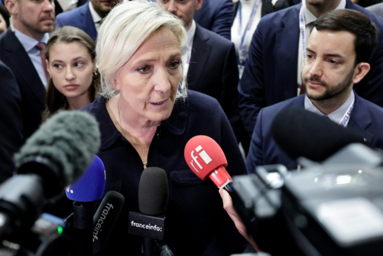 La présidente des députés RN Marine Le Pen et le député RN Jean-Philippe Tanguy le 1er avril 2026 à Villepinte, près de Paris ( AFP / STEPHANE DE SAKUTIN )