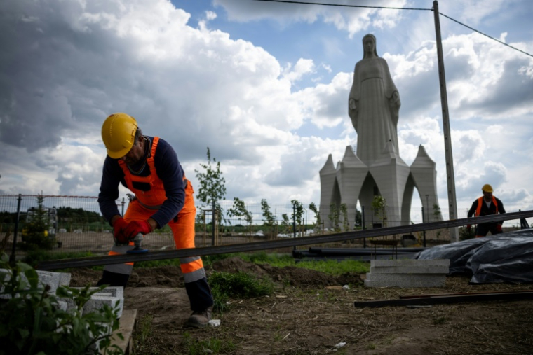 Un ouvrier travaille sur le chantier des travaux de finition de la statue de la Vierge Marie du village de Konotopie, plus grande statue mariale d'Europe, dans le centre de la Pologne, le 22 juillet 2026 ( AFP / Wojtek RADWANSKI )