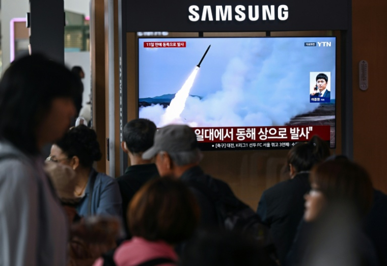 Un écran diffuse des images d'archives de missiles nord-coréens, le 19 avril 2026 dans une gare de Séoul ( AFP / Jung Yeon-je )