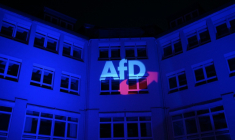 Le logo de l'AfD projeté sur le siègue du parti à Berlin, le 23 février 2025 ( AFP / RALF HIRSCHBERGER )