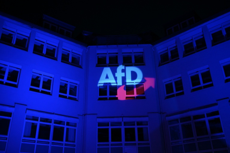 Le logo de l'AfD projeté sur le siège du parti à Berlin, le 23 février 2025 ( AFP / RALF HIRSCHBERGER )