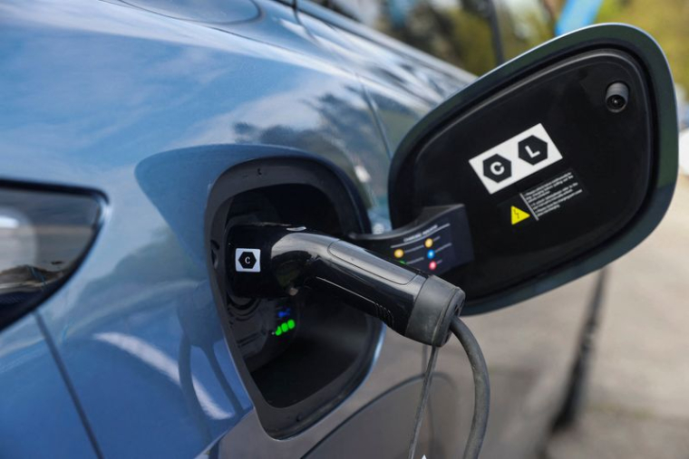 Une voiture électrique BYD Sealion 7 est en cours de recharge au salon « Everything Electric North » à Harrogate