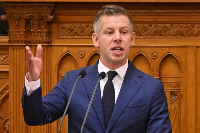 Le Premier ministre hongrois Peter Magyar prononce un discours au Parlement à Budapest, le 15 juin 2026 ( AFP / Attila KISBENEDEK )