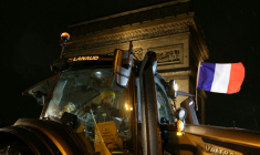 Un tracteur arborant le drapeau français est garé devant l'Arc de Triomphe lors d'une manifestation d'agriculteurs, le 8 janvier 2026 à Paris ( AFP / Alain JOCARD )