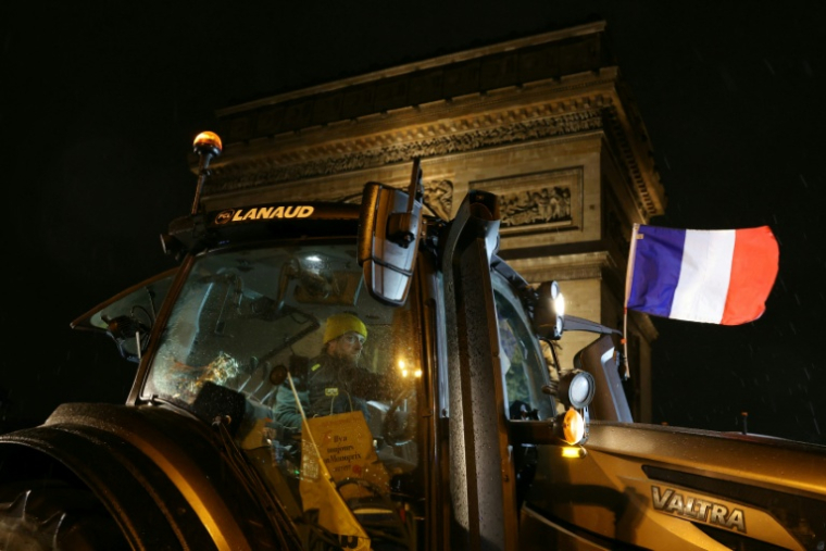 Un tracteur arborant le drapeau français est garé devant l'Arc de Triomphe lors d'une manifestation d'agriculteurs, le 8 janvier 2026 à Paris ( AFP / Alain JOCARD )