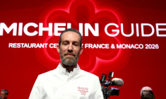 Michaël Arnoult, le chef du restaurant La Morainières, le 16 mars 2026 à Monaco ( AFP / Valery HACHE )