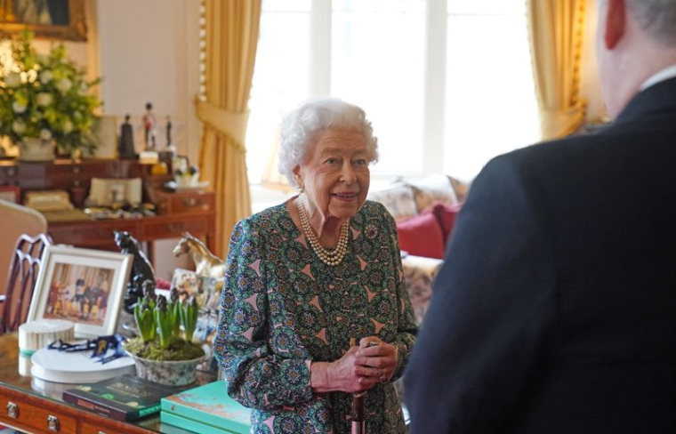 LA REINE D'ANGLETERRE TESTÉE POSITIVE AU COVID-19, ANNONCE BUCKINGHAM PALACE