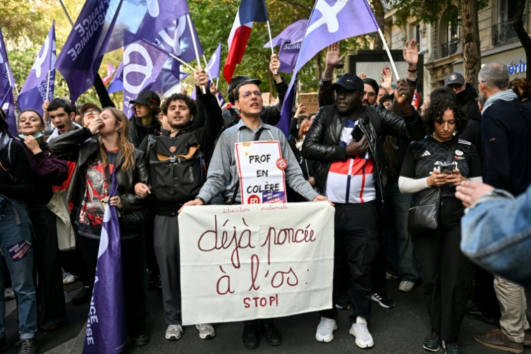 Des participants à la manifestation contre "la vie chère", le 17 ocobre 2026 à Paris ( AFP / Matthieu RONDEL )