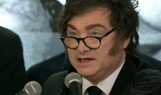 Le président argentin Javier Milei lors d'une cérémonie commémorant le 34e anniversaire de l'attentat à la bombe contre l'ambassade d'Israël, qui a fait 29 morts et 200 blessés, sur la place de l'ambassade d'Israël à Buenos Aires le 17 mars 2026 ( AFP / JUAN MABROMATA )