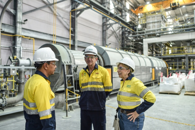 Le directeur des opérations, Pol Le Roux (c) et la directrice générale Amanda Lacaze (d) lors d'une visite des installations de la société minière australienne Lynas à Gebeng, dans l'est de la Malaisie, le 8 avril 2026 ( AFP / Arif Kartono )