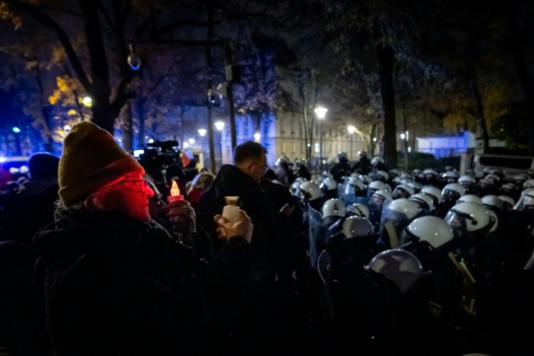 Des manifestants à Varsovie devant la Cour constitutionnelle polonaise, le 30 octobre 2026 ( AFP / Wojtek RADWANSKI )