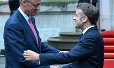 Le chancelier allemand Friedrich Merz (à gauche sur la photo) et le président français Emmanuel Macron (à droite) à Berlin, le 23 juillet 2025 ( AFP / RALF HIRSCHBERGER )