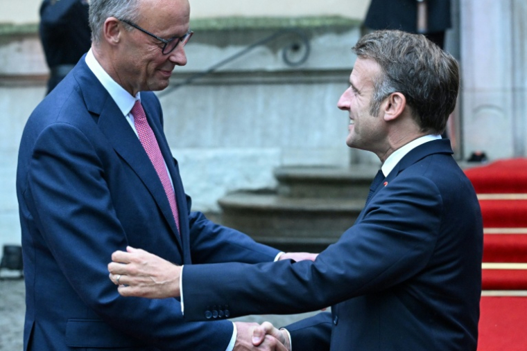 Le chancelier allemand Friedrich Merz (à gauche sur la photo) et le président français Emmanuel Macron (à droite) à Berlin, le 23 juillet 2025 ( AFP / RALF HIRSCHBERGER )