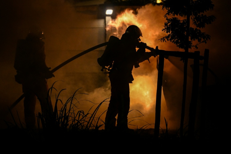 Des pompiers luttent contre un incendie devant un camping à Villeneuve-lès-Béziers, le 9 juillet 2026 dans l'Hérault ( AFP / Gabriel BOUYS )
