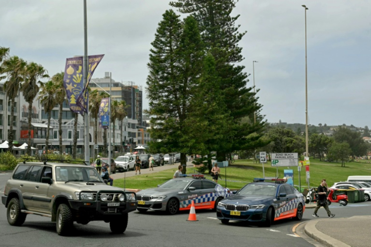 La police bloque l'accès au parking de Bondi Beach, au lendemain d'une fusillade, le 15 décembre 2025 à Sydney, en Australie ( AFP / Saeed KHAN )