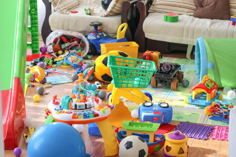 À l’approche de Noël, proposez à vos enfants de faire un tri de leurs jouets. ( crédit photo : Shutterstock )