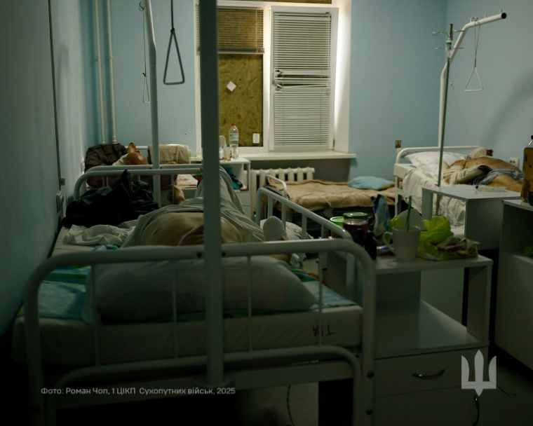 Photo prise et publiée par le Premier Centre de soutien à l'information et à la communication des forces terrestres d'Ukraine, le 9 septembre 2025, montrant des habitants du village de Iarova, blessés lors d'une frappe aérienne russe, dans un hôpital dans un lieu tenu secret ( Premier Centre de soutien à l'information et à la communication des forces terrestres d'Ukraine / Roman Chop )