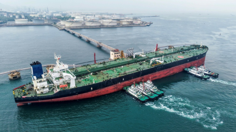 Un cargo décharge du pétrole brut importé au terminal pétrolier de Qingdao, dans la province du Shandong, dans l'est de la Chine, le 11 mai 2026 ( CN-STR / - )
