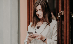 (Crédits photo : Adobe Stock - Femme satisfaite par la rapidité et la fiabilité d'un virement sms)