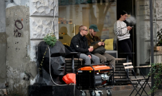 Un générateur en marche devant un café à Kiev durant une coupure de courant causée par des frappes russes sur des installations électriques, le 18 octobre 2026 ( AFP / Sergei SUPINSKY )