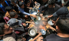 Des Palestiniens déplacés reçoivent de la nourriture dans le camp de réfugiés de Nuseirat, dans le centre de la bande de Gaza, le 22 avril 2026 ( AFP / Eyad Baba )