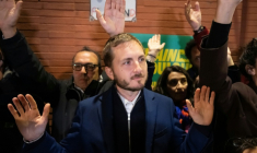 Le député LFI et candidat à la mairie de Toulouse, François Piquemal (c), après l'annonce de sa défaite au 2e tour des municipales, le 22 mars 2026 à Toulouse ( AFP / Lionel BONAVENTURE )