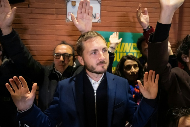 Le député LFI et candidat à la mairie de Toulouse, François Piquemal (c), après l'annonce de sa défaite au 2e tour des municipales, le 22 mars 2026 à Toulouse ( AFP / Lionel BONAVENTURE )