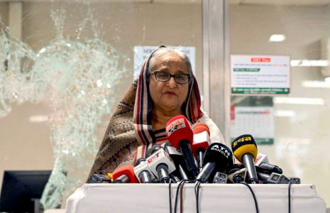 Sheikh Hasina, alors Première ministre du Bangladesh, s'adresse à des journalistes devant une station de métro vandalisée, dans la banlieue de Dacca, le 25 juillet 2024 ( Bangladesh Prime Minister's Office / - )