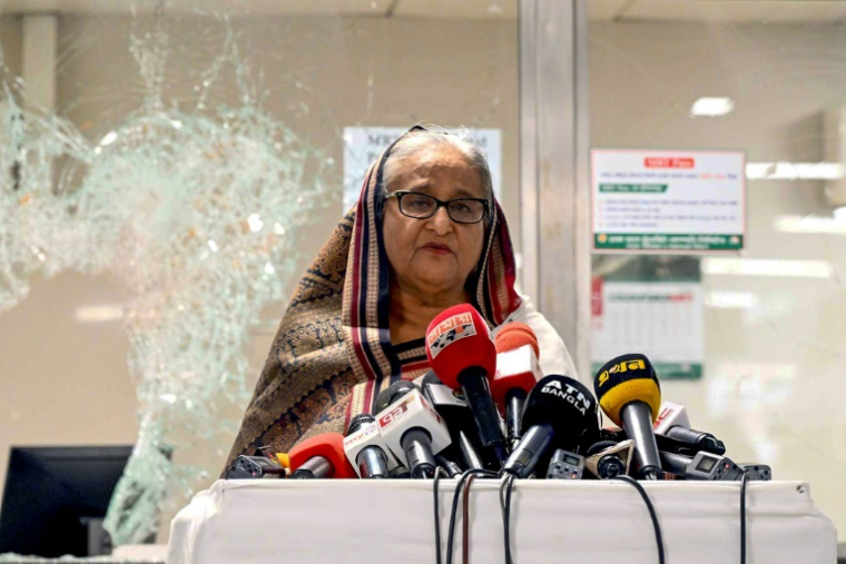 Sheikh Hasina, alors Première ministre du Bangladesh, s'adresse à des journalistes devant une station de métro vandalisée, dans la banlieue de Dacca, le 25 juillet 2024 ( Bangladesh Prime Minister's Office / - )
