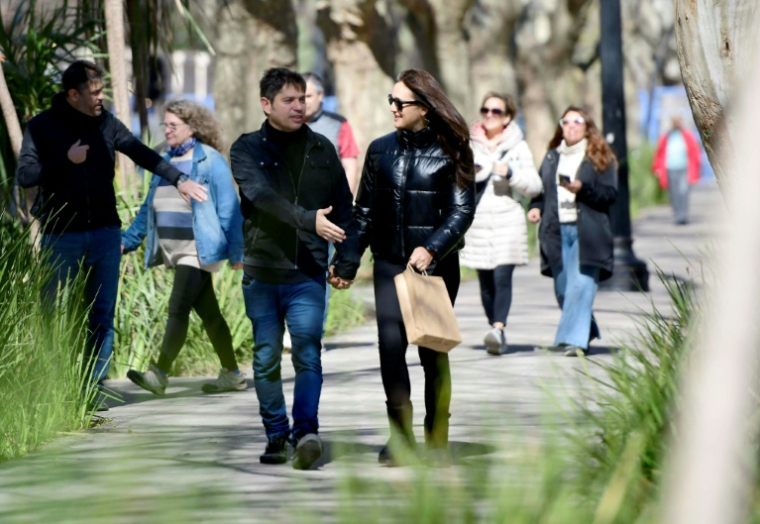 Le gouverneur de la province de Buenos Aires, Axel Kicillof, et son épouse Soledad Quereilhac se promènent lors des élections législatives provinciales, à La Plata, dans la province de Buenos Aires, le 7 septembre 2025 ( AFP / STRINGER )