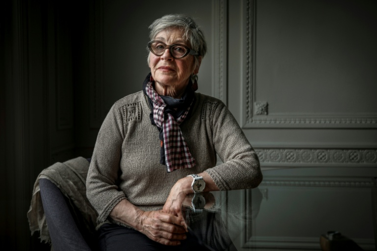 Fabienne Boulin-Burgeat, fille de Robert Boulin, pose après une conférence de presse à Paris, le 21 avril 2026 ( AFP / SIMON WOHLFAHRT )
