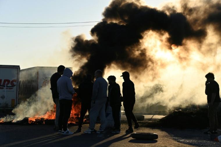 Des pêcheurs brûlent des pneus sur une route pour bloquer l'accès au dépôt pétrolier de Frontignan, lors d'une manifestation contre la hausse des prix du carburant, le 17 septembre 2026 près de Sète, dans l'Hérault ( AFP / Sylvain THOMAS )