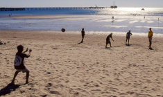 Pourquoi trouve-t-on si peu de cages de foot sur les plages ?