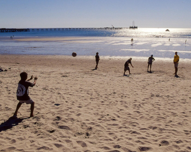 Pourquoi trouve-t-on si peu de cages de foot sur les plages ?