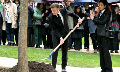 Le président Emmanuel Macron (g) ajoute de la terre à un chêne dédié à Ilan Halimi, en présence de la sœur d'Ilan, Anne-Laure Abitbol (d), lors d'une cérémonie commémorant le 20e anniversaire de son assassinat, à l'Élysée, le 13 février 2026 à Paris ( POOL / Bertrand GUAY )