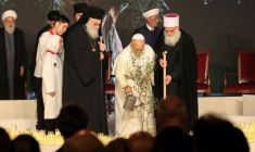 Le pape Léon XIV, entouré des dignitaires religieux libanais, arrose un olivier qu'il a planté dans le centre de Beyrouth, le 1er décembre 2025 ( AFP / anwar amro )