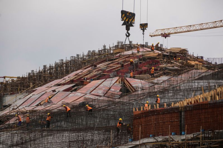 Des ouvriers travaillent sur un chantier de construction à Shanghai