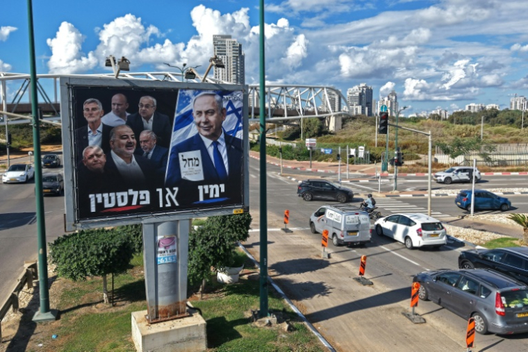 Une affiche de campagne du Premier ministre israélien Benjamin Netanyahu et du parti Likoud, à l'approche des élections législatives, à Netanya, le 6 octobre 2026 en Israël ( AFP / JACK GUEZ )