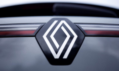 Le logo de Renault sur une voiture lors de la présentation des résultats annuels 2022 du constructeur automobile à Boulogne-Billancourt