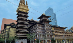 CORONAVIRUS: UN QUARTIER DE SHANGHAÏ ORDONNE UN CONFINEMENT, FERME LES COMMERCES