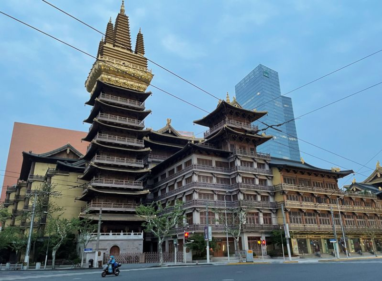 CORONAVIRUS: UN QUARTIER DE SHANGHAÏ ORDONNE UN CONFINEMENT, FERME LES COMMERCES