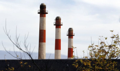 Vue des cheminées de l'usine de Verallia, filiale du groupe Saint-Gobain, à Cognac, dans le sud-ouest de la France.