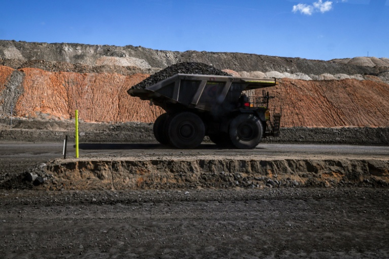 Un camion transporte du charbon à la mine de charbon de Moolarben, dans les bassins houillers au nord de la ville de Mudgee, le 3 septembre 2026, en Australie ( AFP / DAVID GRAY )