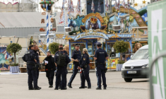 Des plociers et des urgentistes devant devant le site du festival de la bière Oktoberfest de Munich, le 1er octobre 2025 ( AFP / Alexandra BEIER )
