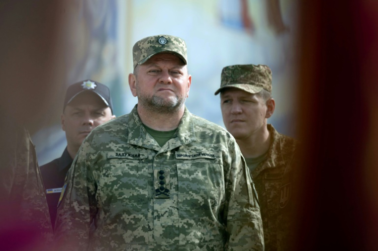 Photo diffusée par le service de presse de la présidence ukrainienne, le 28 juillet 2023, de Valery Zaloujny (c), alors commandant en chef de l'armée ukrainienne, à Kiev ( Service de presse de la présidence ukrainienne / Handout )