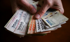 Des billets de pesos argentins à Buenos Airse, le 14 juillet 2025 ( AFP / Luis ROBAYO )