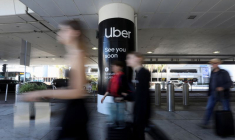 Photo d'une signalisation Uber qui est visible à l'aéroport international de Los Angeles